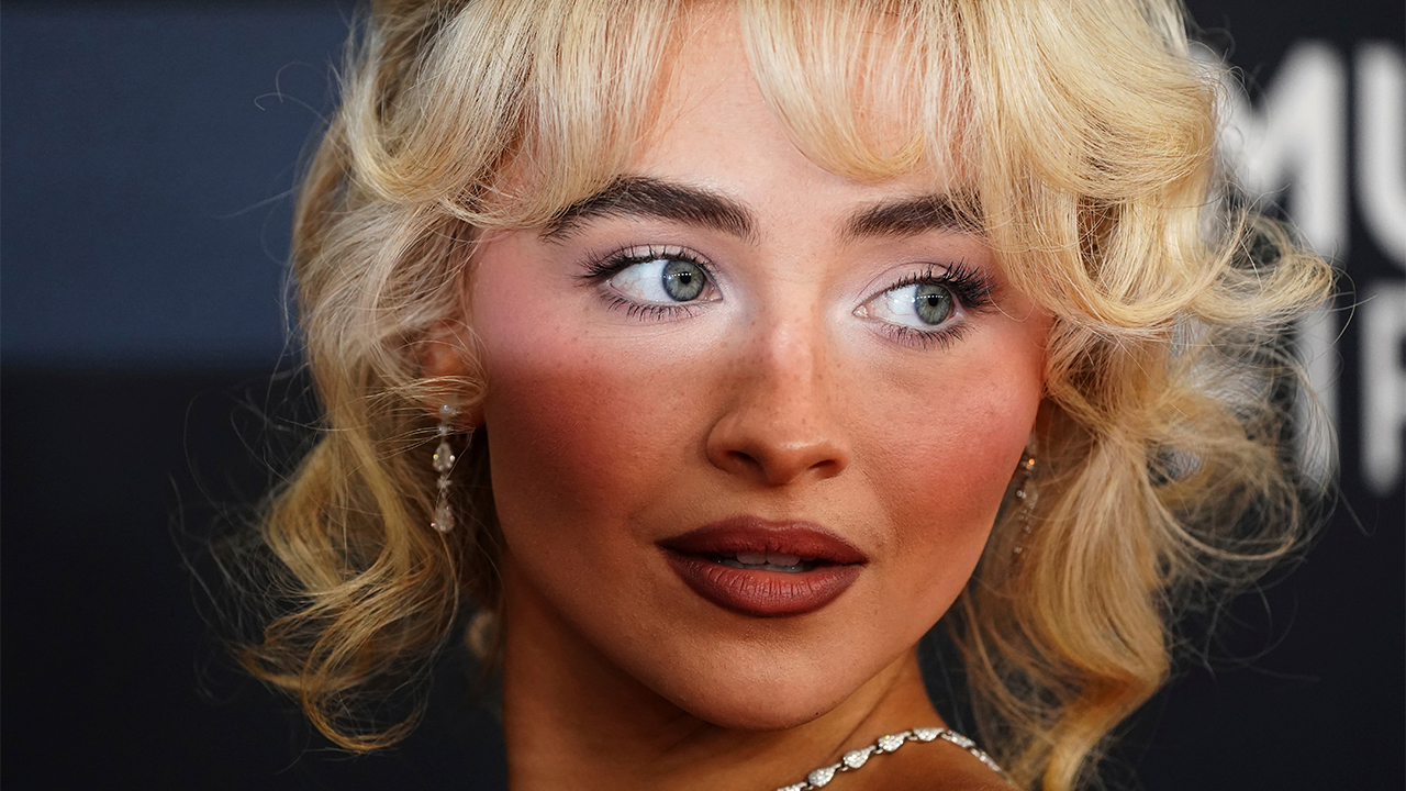 백악관 이민 단속 영상에 노래 삽입된 사브리나 카펜터 "역겹다"