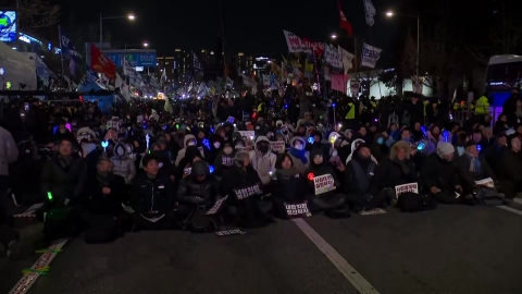 1년 전 이 시각 선포됐던 비상계엄…국회 앞 상황