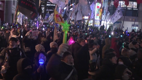 계엄 1년 다시 모인 시민들…국회 앞 응원봉 물결