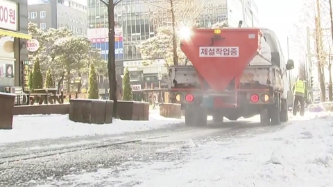 수도권 첫눈에 교통대란…제설작업에도 도로 곳곳 '혼잡'