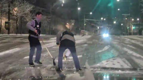 제설장비 든 경찰들…언덕에서 차 밀어주면서 구슬땀