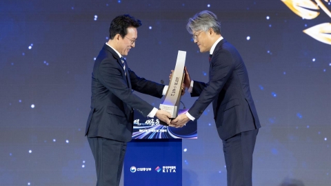 SM, ‘ 1억 불 수출의 탑’ 수상…K-팝 엔터 기업 최초