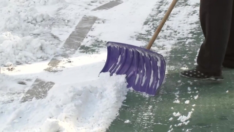 수도권 첫눈에 교통대란…제설 차량도 '속수무책'