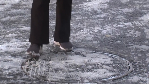 출근길 곳곳 '혼란'…얼어붙은 눈길에 '종종걸음'