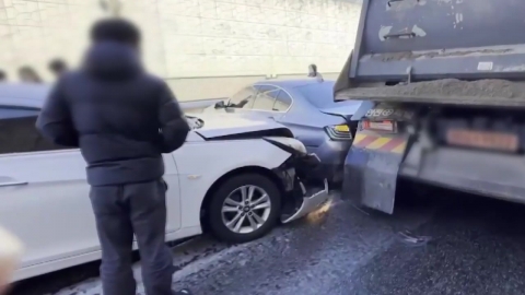 빙판길에 부딪히고 미끄러지고…교통사고 3백여 건