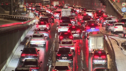 기습 폭설에 수도권 5천 건 신고…"8시간 갇혔다"