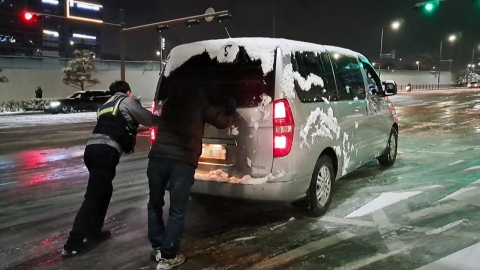 임신부 돕고 눈 치우고…빙판 위 시민 도운 경찰들