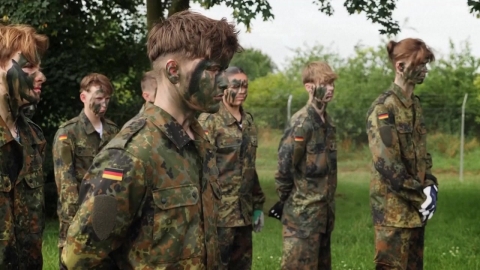 독일 하원, '준징병제' 병역법 개정안 통과…학생 단체 "병역 반대" 시위