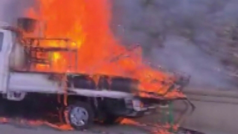 달리던 트럭 적재함에서 불…인근 야산으로 번져