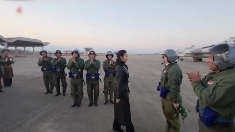 잠행 깨고 '거수경례' 받은 주애…"후계구도에 한 발 더"