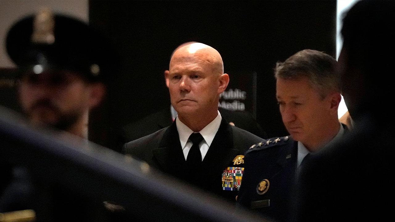 커지는 전쟁범죄 의혹..."마약선 생존자들, 하늘 향해 손 흔들어"