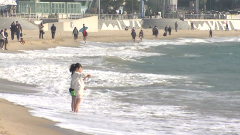 포근한 12월 첫 휴일…겨울 바다·도심 축제 '북적'