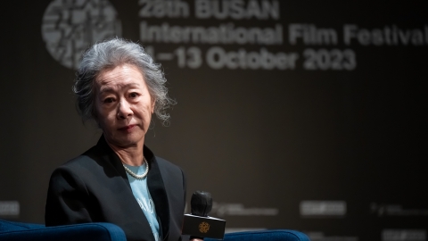 윤여정 "나는 교황 아니다…누군가의 롤모델 되는 건 끔찍"   