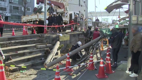 [단독] 만취 BMW, 인도 돌진해 전신주 충격…동승자는 도주