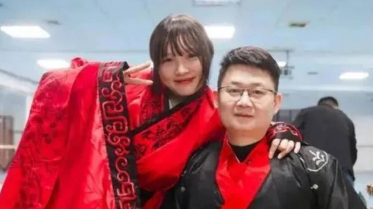 12년 전 지진 잔해서 구조된 소녀, 구조대원과 재회해 결혼