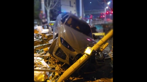 [단독] 만취 BMW, 중앙선 넘어 인도로 돌진…동승자 도주