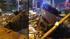 [단독] 음주 20대가 몰던 외제차, 인도 돌진...동승자 도주