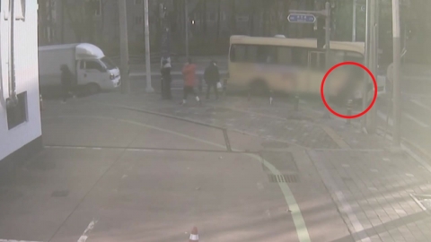 횡단보도 건너던 초등학생, 우회전 버스에 치여 숨져