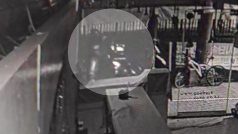 헬멧 쓰고 둔기로 '퍽퍽'…CCTV 포착된 금은방 절도범