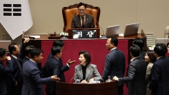 나경원 마이크 꺼버려 → 무선 마이크 달아...61년 만에 '난장판...