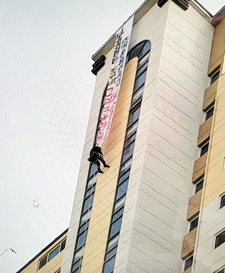 "폭염에 목숨 걸고 일한 노무비 달라" 아파트 외벽 매달려 농성
