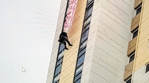 "폭염에 목숨 걸고 일한 노무비 달라" 아파트 외벽 매달려 농성