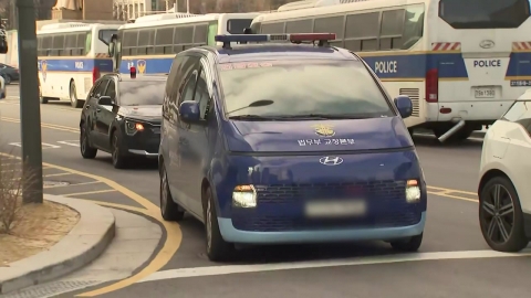 김건희, 호송차 타고 특검 출석…일주일 만에 재소환