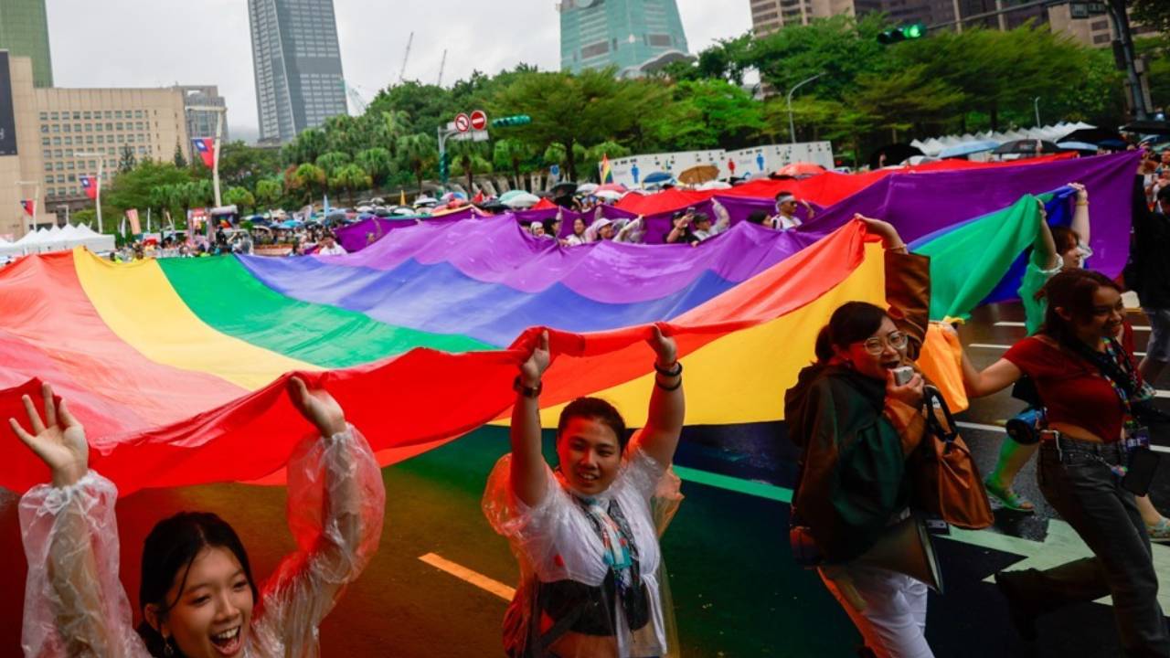 월드컵 동성애 처벌국끼리 맞붙은 경기서 '성소수자 홍보'  