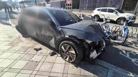 정부세종청사 앞 도보로 택시 돌진…"급발진 주장"