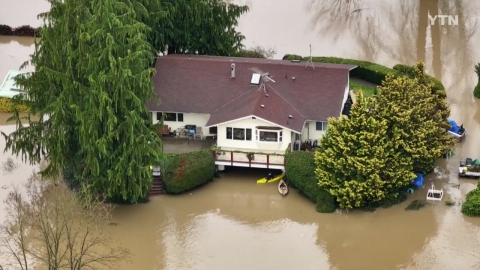 '전례 없는 폭우' 미 워싱턴주 수만 명 대피…비상사태 선포