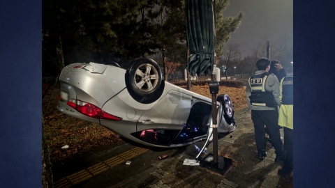 제설차 들이받은 승용차 전소…음주 차량 인도 돌진