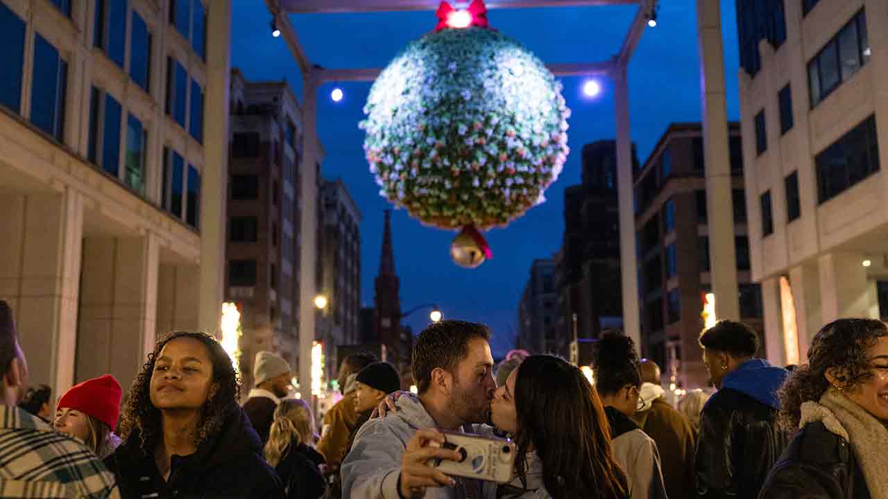 성탄절 초록잎 아래 5초간 1,435쌍 입맞춤...기네스북 신기록