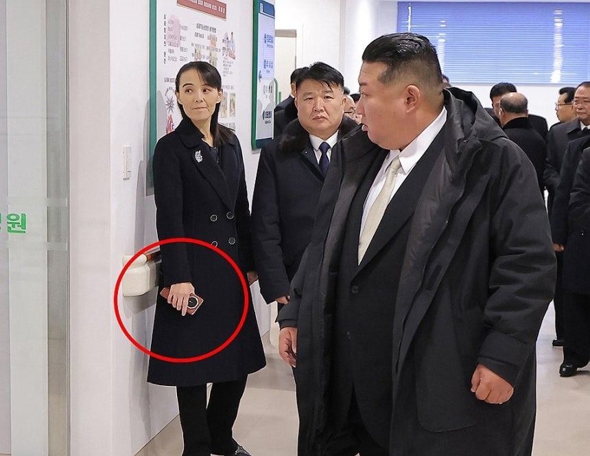 北 김여정 손에 쥔 '폴더블폰'...유엔 제재 위반 가능성 제기