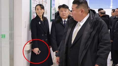 北 김여정 손에 쥔 '폴더블폰'…유엔 제재 위반 가능성 제기