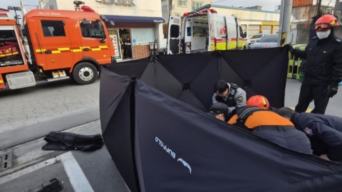 마트 주차장서 SUV 바퀴에 깔린 주부…시민 20여 명 합세해 구조