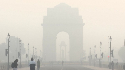 인도, 대기오염에 안개 겹쳐 앞이 '깜깜'…고속도로 사고로 13명 사망