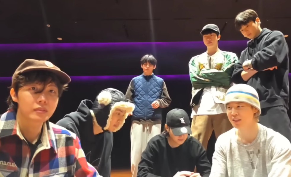 “하이브가 발표해야” BTS, 라이브 소통서 밝힌 속내