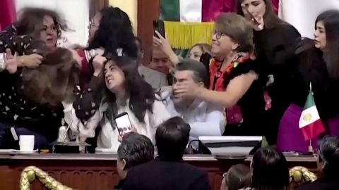 [나우쇼츠] 뒤통수 때리고 머리채 잡고…멕시코 시의회 집단 난투극