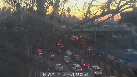  서울 잠실 공사장서 크레인 넘어져…소방 "1명 매몰"