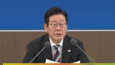 이 대통령 "군, 대체로 제자리 지켜…헌법교육은 필요"