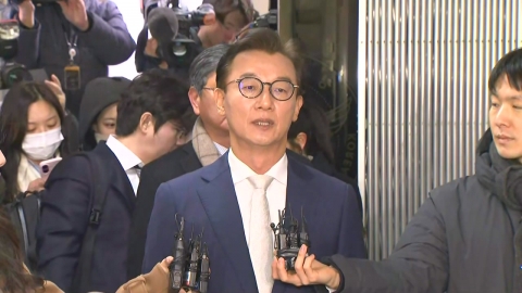 '통일교 의혹' 전재수 의원, 경찰 출석…혐의 재차 부인