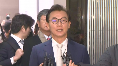 '통일교 의혹' 전재수 출석…명품 시계 수수 등 조사