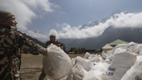 히말라야 고봉 '쓰레기 골머리'...네팔, 등반객 수 제한 추진