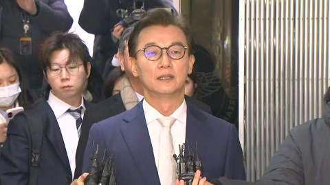 '통일교 의혹' 전재수 의원 경찰 출석…조사 8시간째