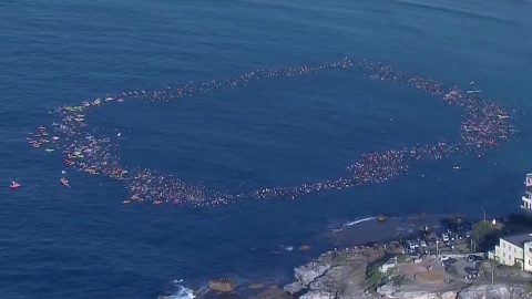 본다이 비치에 만든 '거대한 원'…수백 명 뛰어들어 테러 희생자 추모