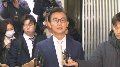 '통일교 의혹' 전재수 경찰 출석…11시간 넘게 조사