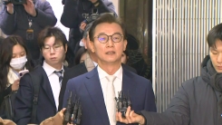 '통일교 의혹' 전재수 경찰 출석...11시간 넘게 조사