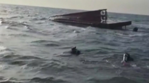 인천 앞바다 어선 전복…음식점 차량 돌진 사고도