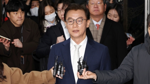 '통일교 의혹' 전재수 경찰 출석…13시간 넘게 조사