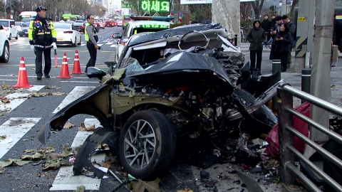 역주행 승용차가 학원버스 들이받아…1명 사망